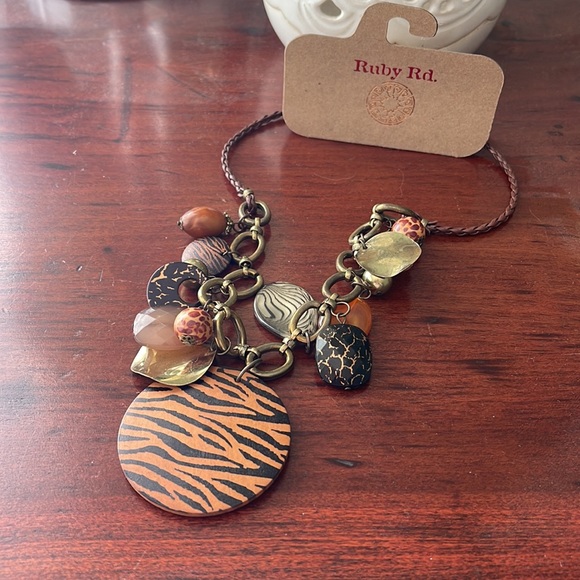 Tiger print Necklace - Picture 2 of 3